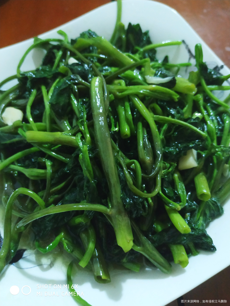 娘俩看一上午阅兵,老公把饭做好了,都是我点的菜