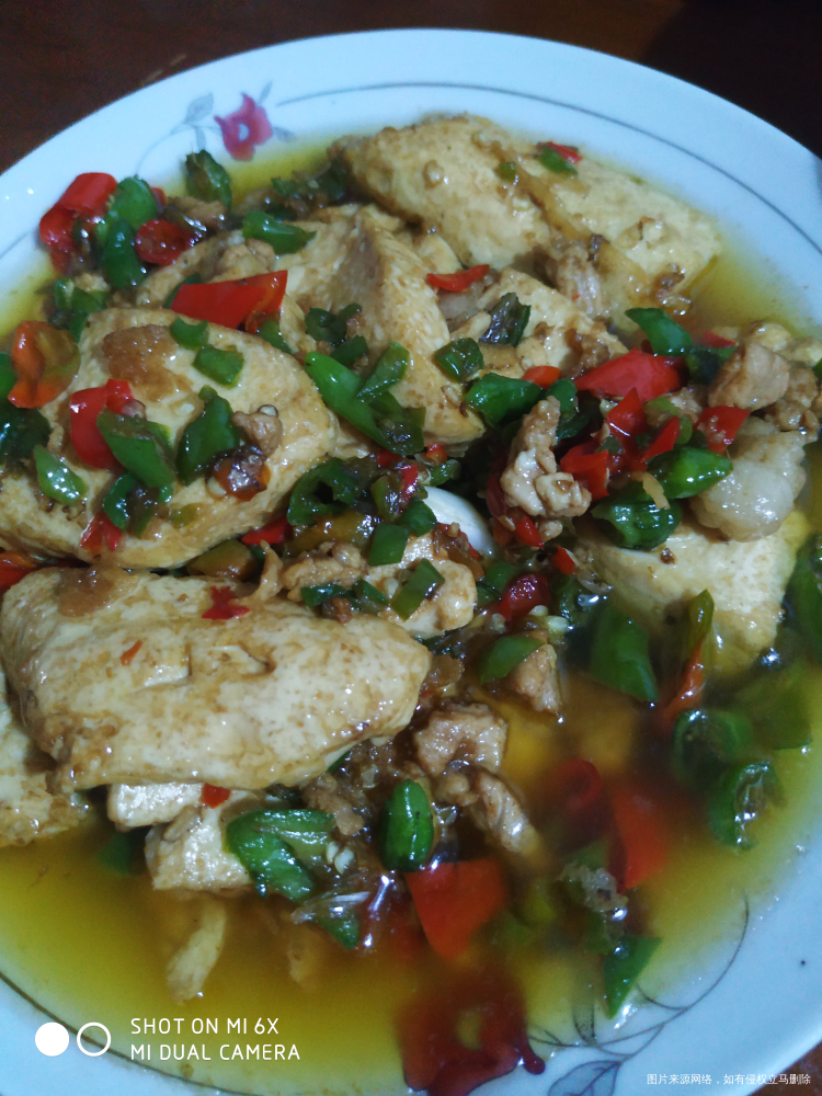开饭啦,今天有我们家胖子拿手菜煎豆腐我爱吃