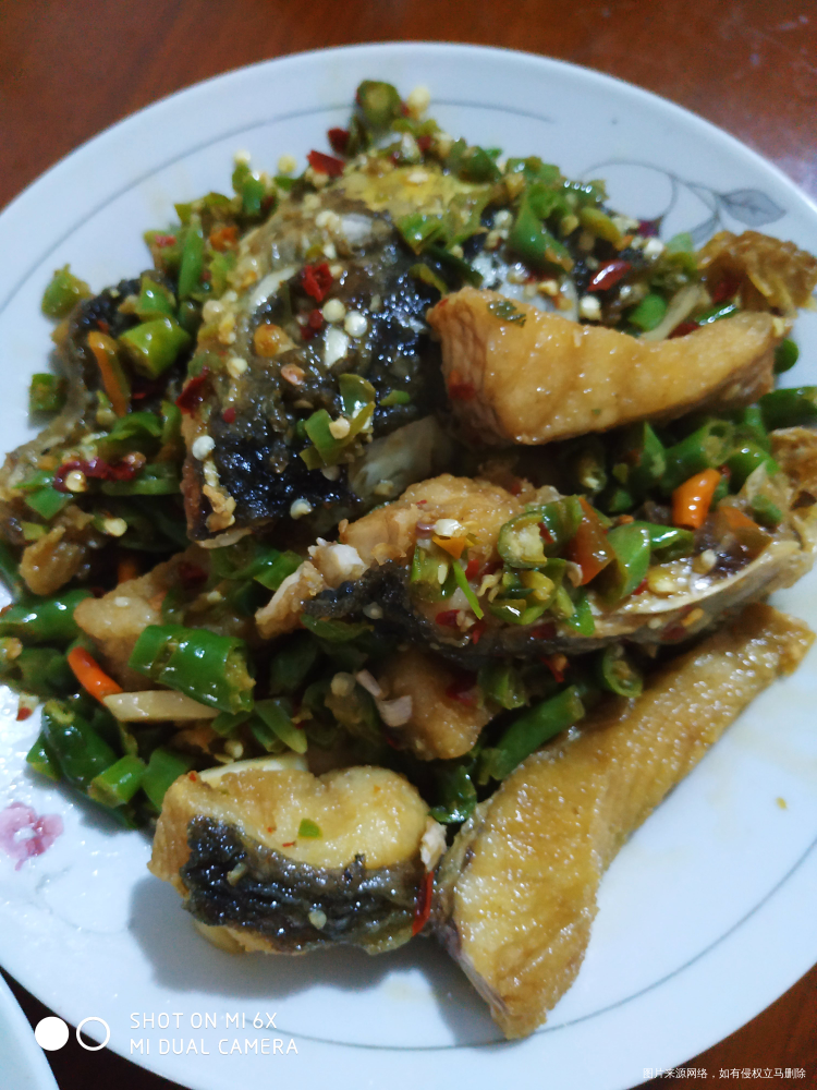 一个人也好好吃饭丫,老公提前煎好鱼,切好淮山经过我手艺加工出来不赖