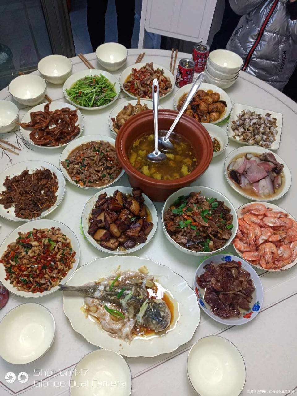 姐妹们吃团圆饭了,上午在他爷爷奶奶家吃晚上自己家我们家都是男人下厨