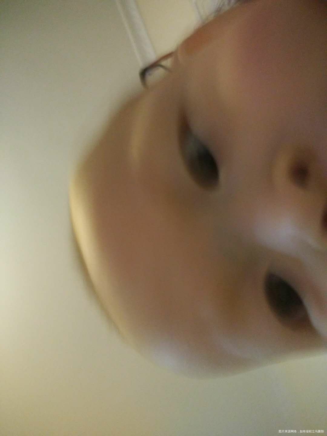 宝宝给自己拍了一张自拍照