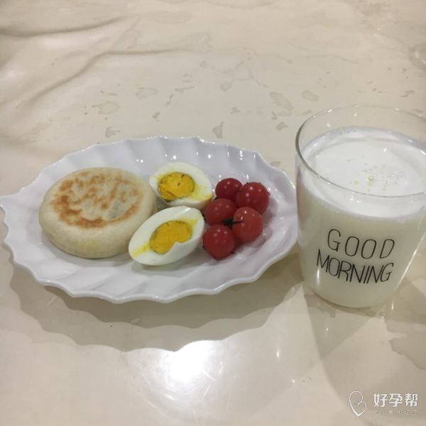 每天要好好吃早饭今日早餐馅饼鸡蛋小番茄脱脂牛奶一杯