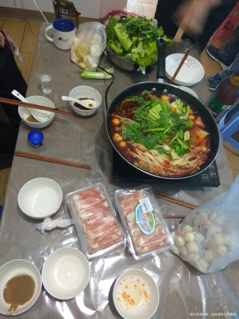 吃火锅吃完了打牌。跟家人在一起就是开心,虽然简单但是幸福