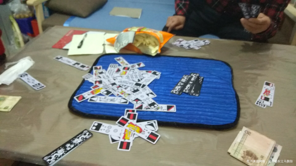 吃火锅吃完了打牌。跟家人在一起就是开心,虽然简单但是幸福