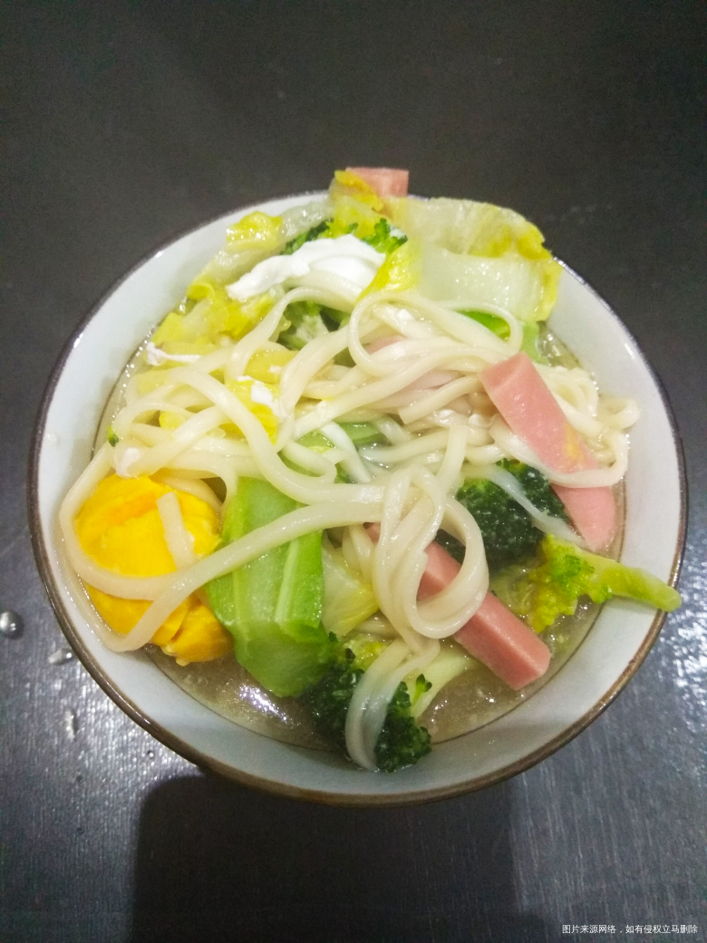 刚从爸妈那回来,家里没啥吃,老公煮了一碗素面