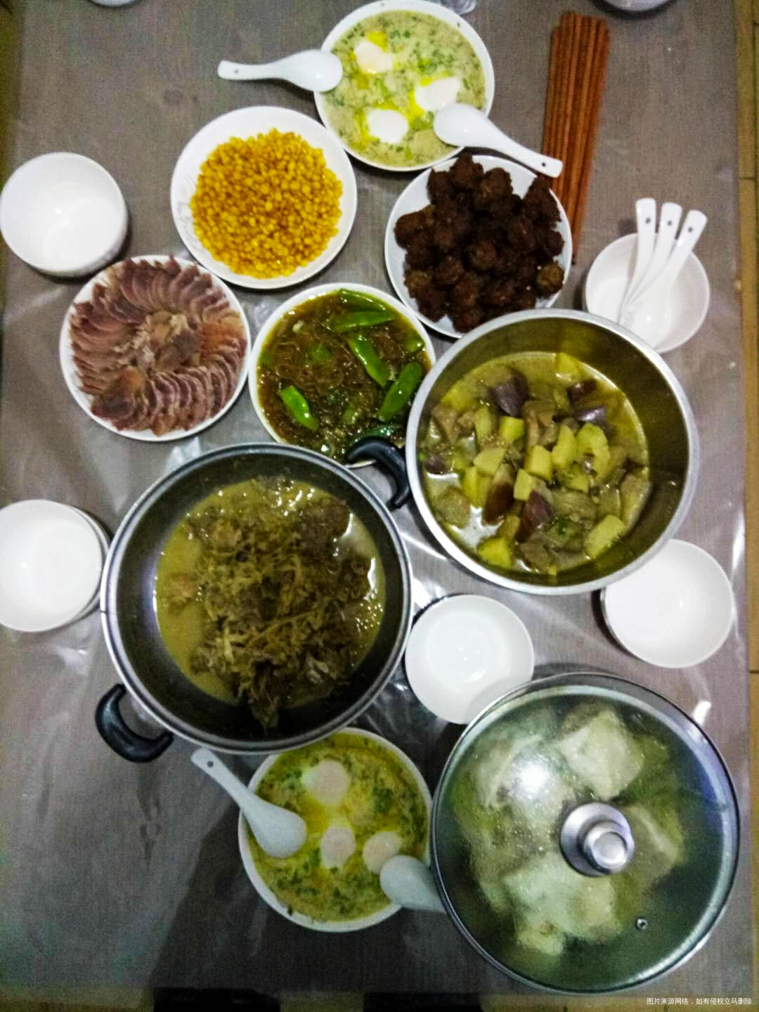 今天又来爸妈家了,爸妈给做的牛肉丸,卧鸡蛋,还有馅卷子……