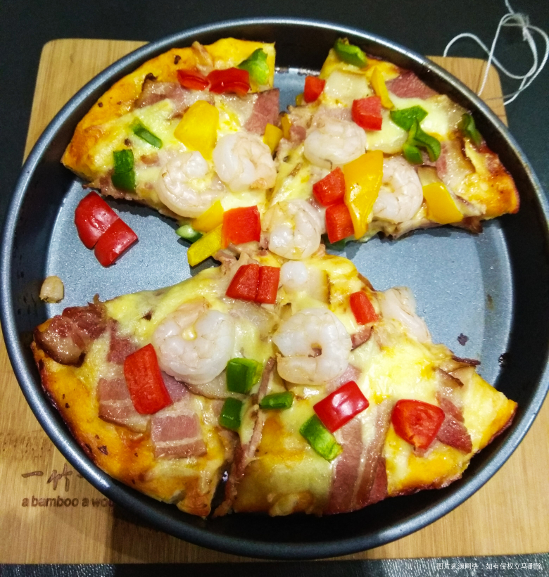 今晚做的披萨,味道还挺赞!以后不用出去吃了,自己做,分量十足。