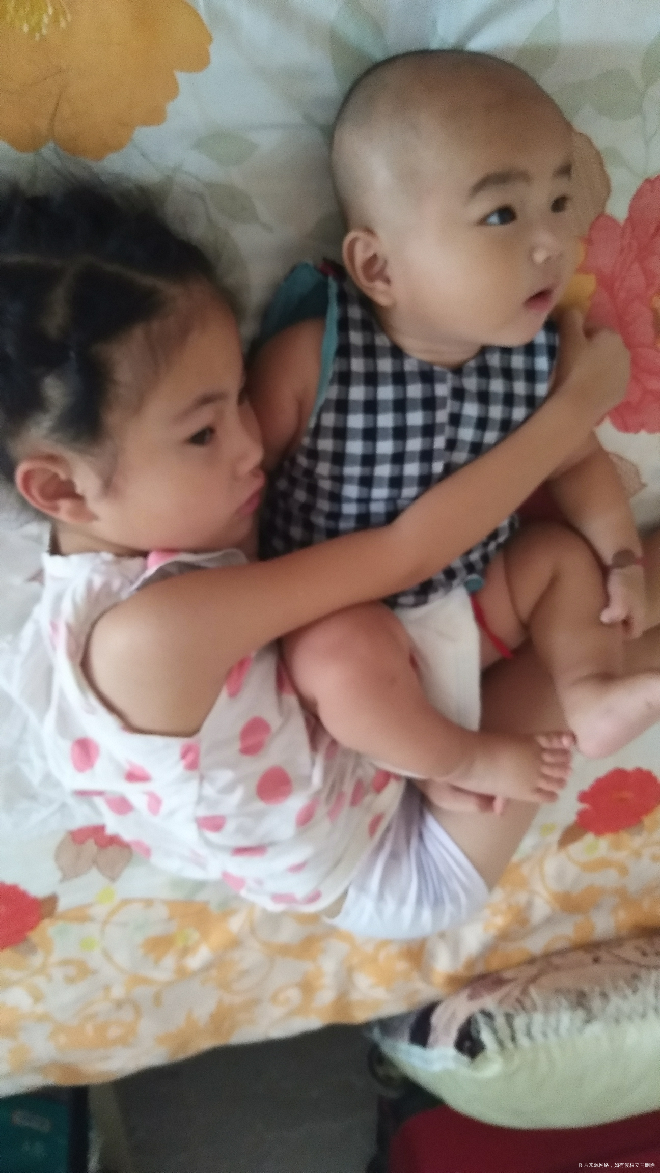 刚刚睡醒,两个还玩的挺开心的呢😄