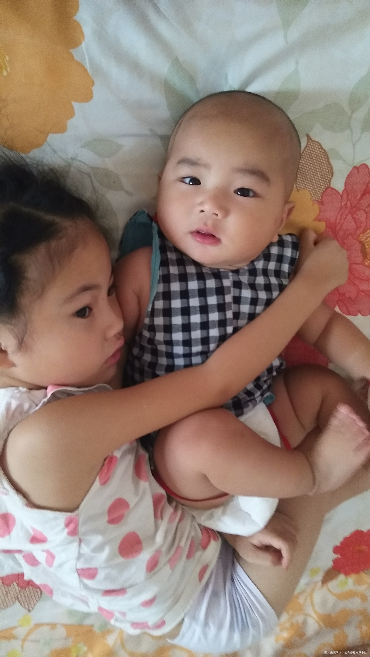 刚刚睡醒,两个还玩的挺开心的呢😄