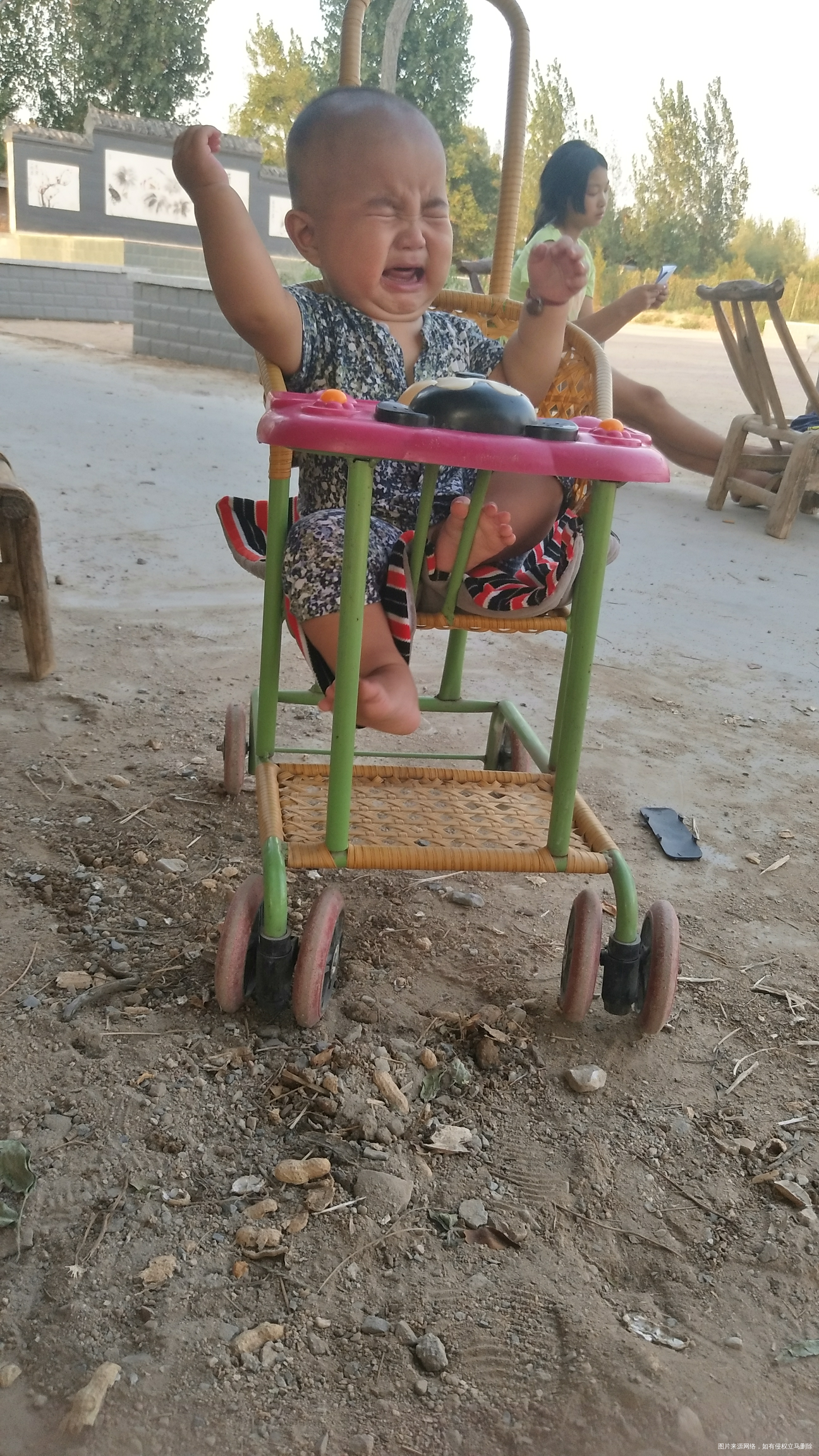 看看这个闹人的娃娃,哎😣