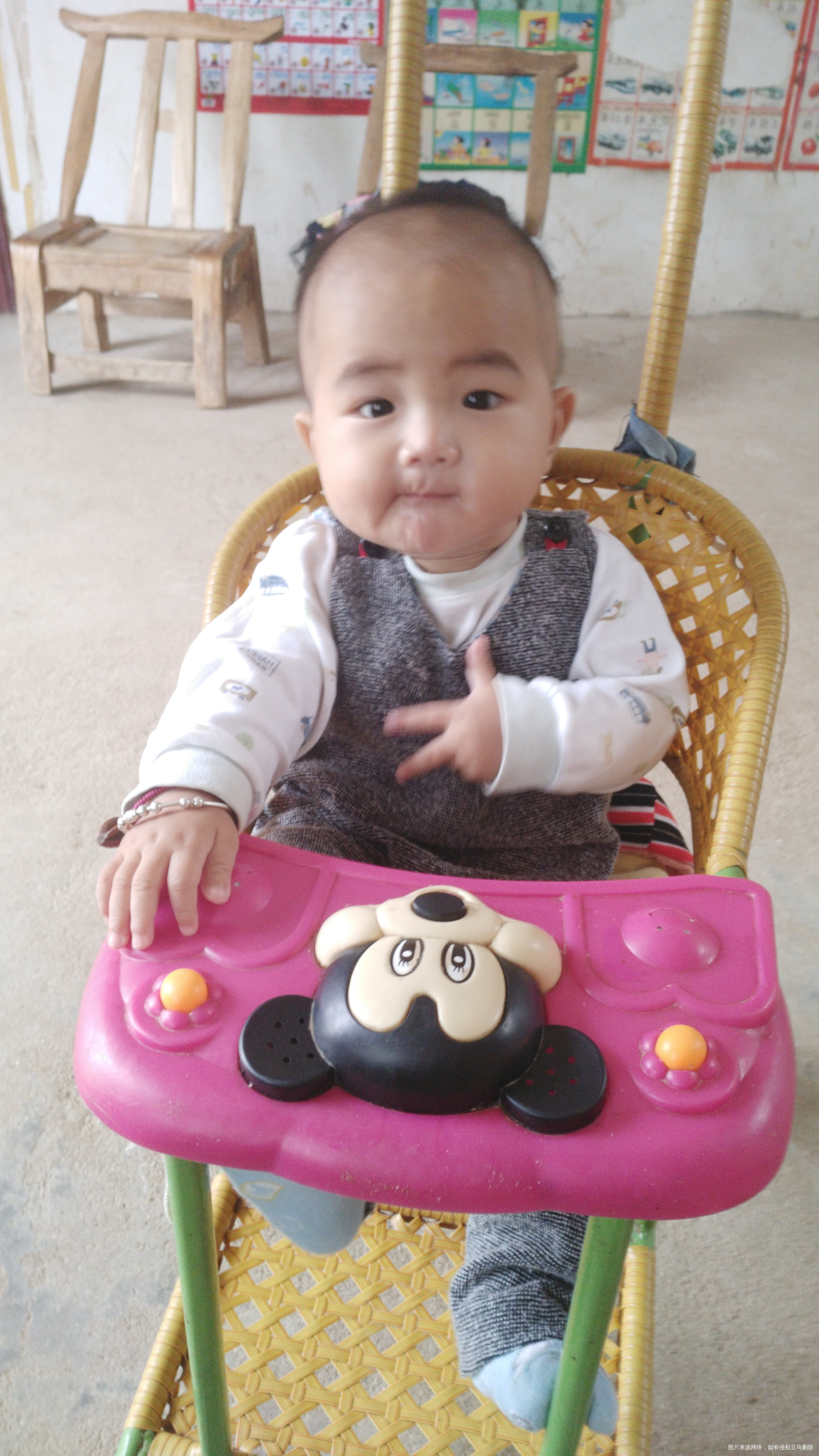 坐在里面挺乖的,让我吃会饭