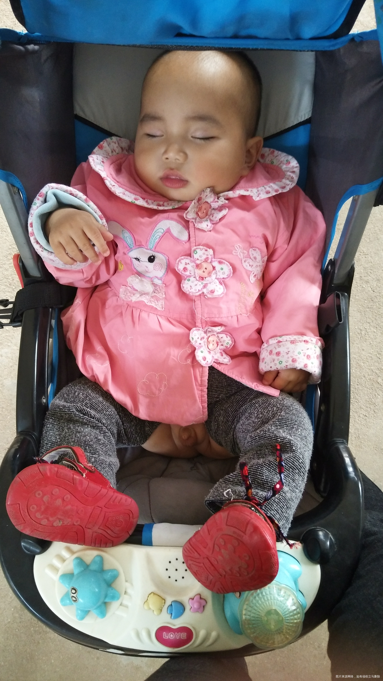 娃娃每天的睡姿都与众不同