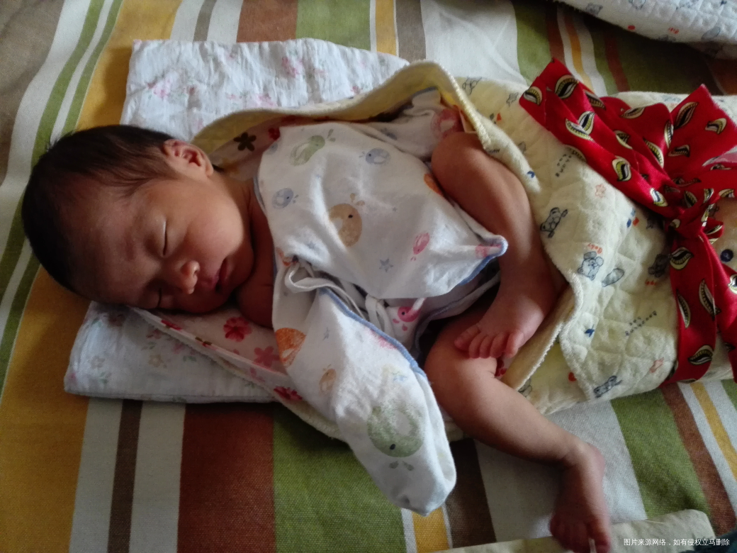 小妮这姿势,这表情没谁了!服了!听话的哥哥