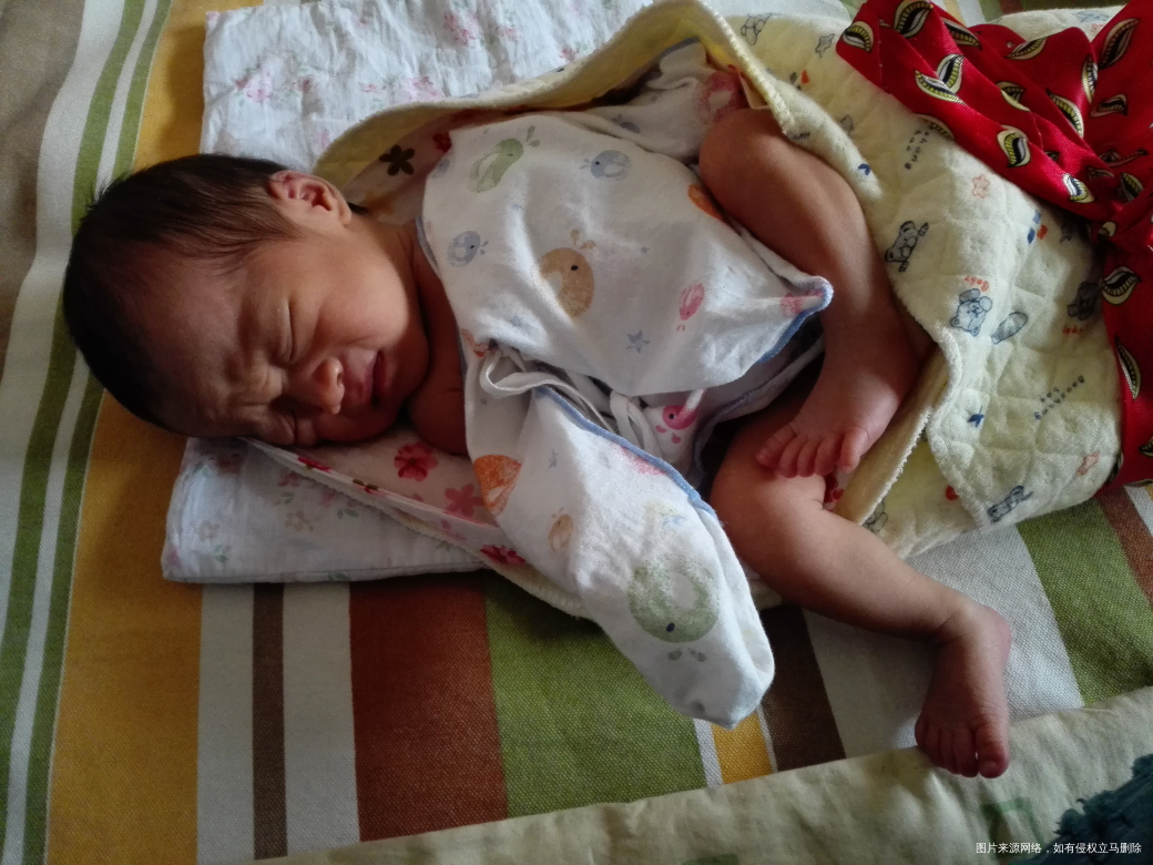 小妮这姿势,这表情没谁了!服了!听话的哥哥