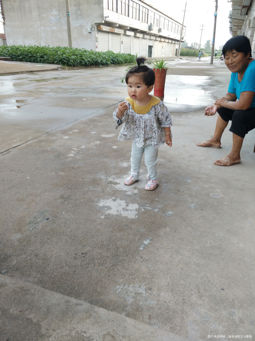 拿着她爷爷的钥匙扣准备往嘴里塞,喊她不带理的