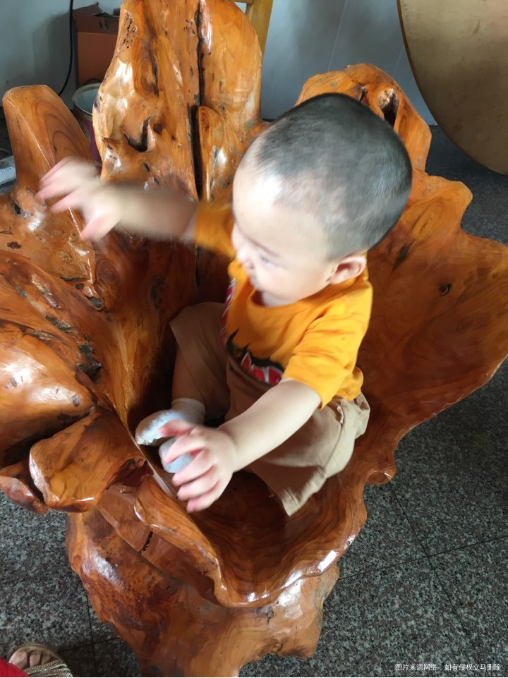 在外面吃饭宝宝坐到一个好看的椅子