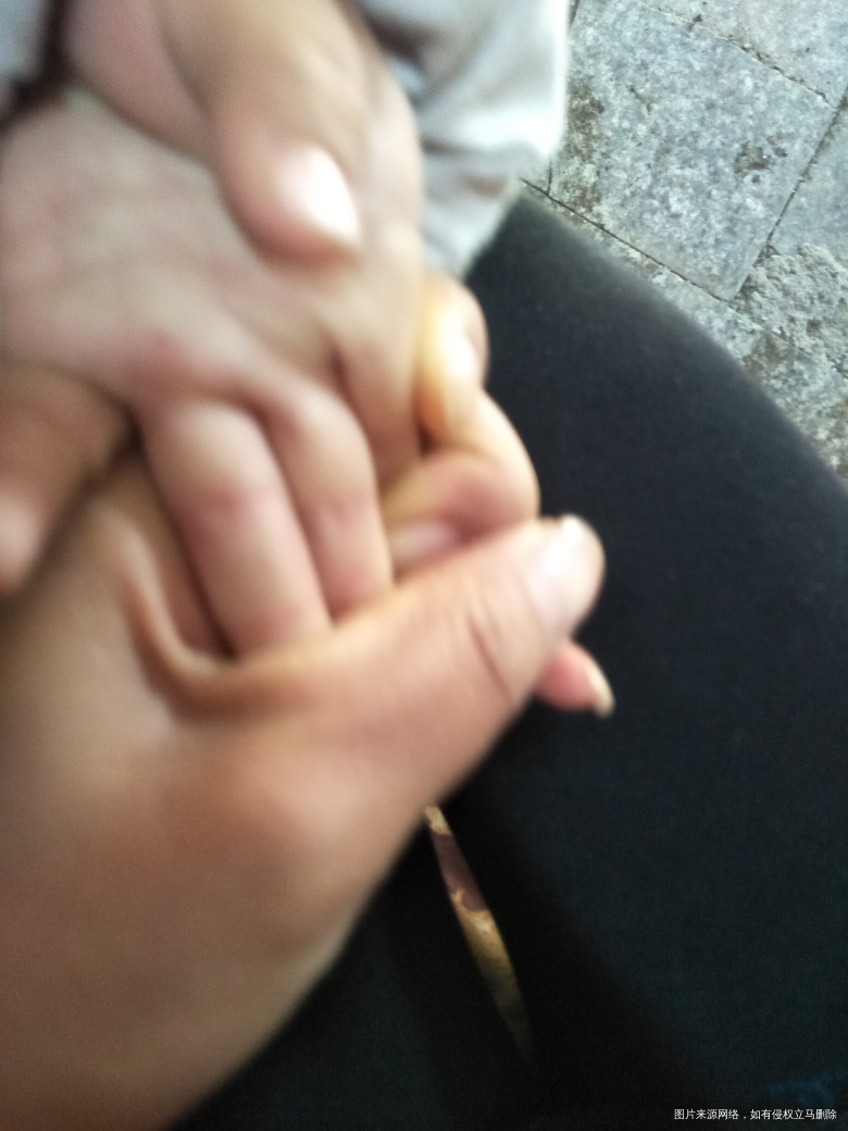 医生快点帮我看看宝宝的手,有小水泡