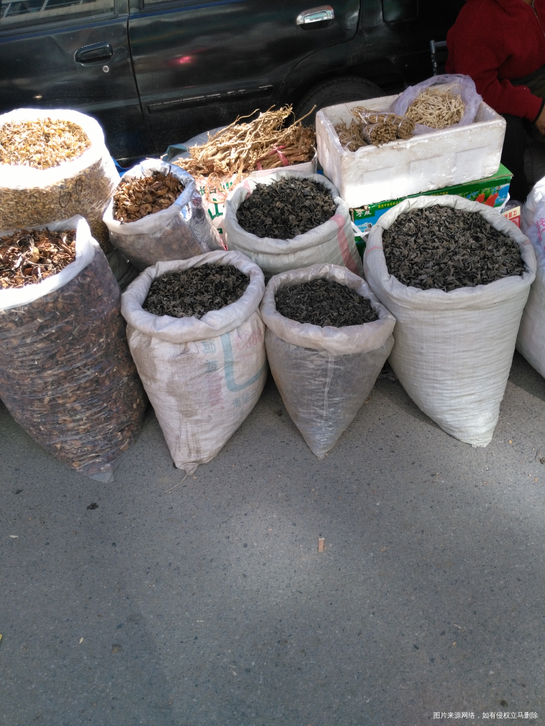 今天赶集,看见好多卖人参的