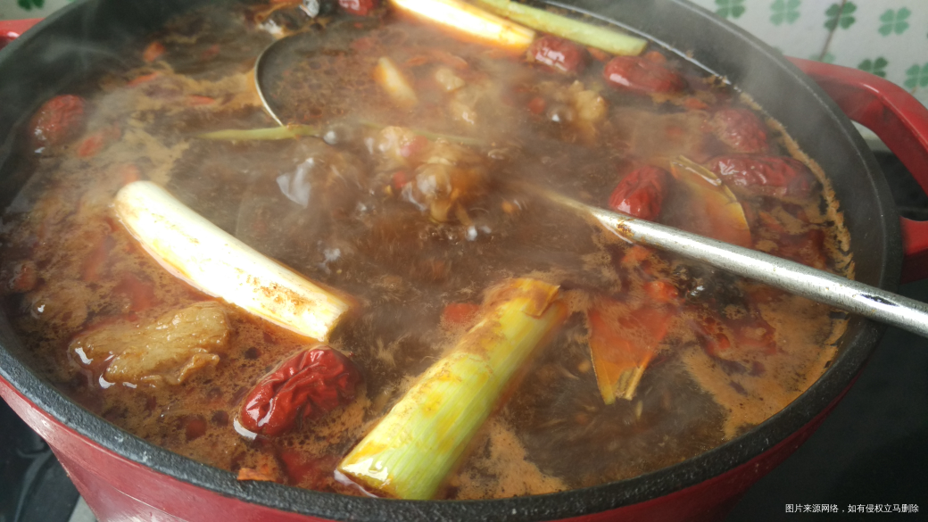 晚上吃牛肋排骨锅,刚刚炖上