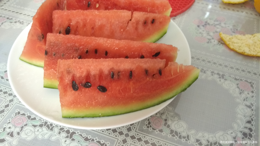 买的西瓜挺甜的,娃也吃了点