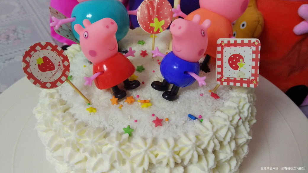 剩点淡奶油,利用娃的玩具,做了个小蛋糕
