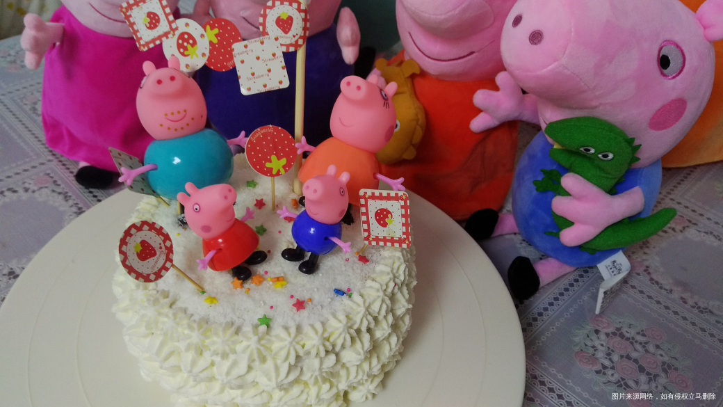 剩点淡奶油,利用娃的玩具,做了个小蛋糕