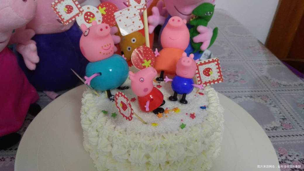 剩点淡奶油,利用娃的玩具,做了个小蛋糕