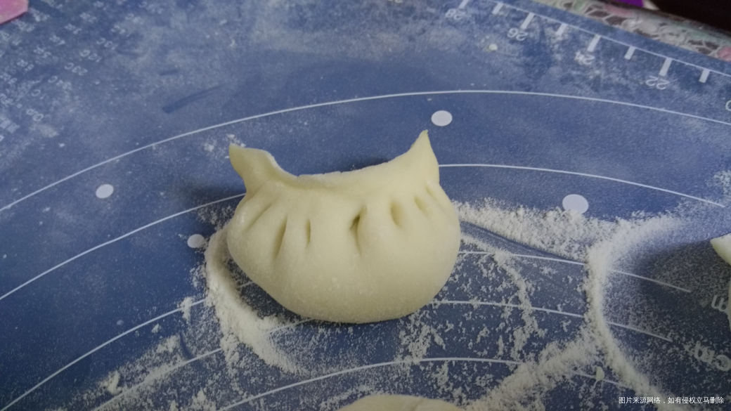 刚包好包子,最后边包边玩