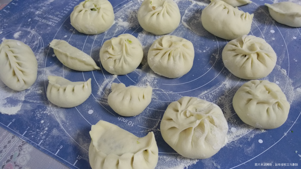 刚包好包子,最后边包边玩