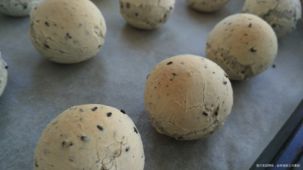 烤了一炉麻薯面包,有点爆头