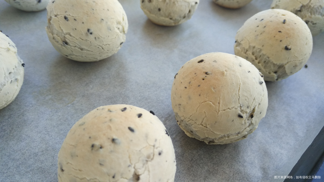 烤了一炉麻薯面包,有点爆头