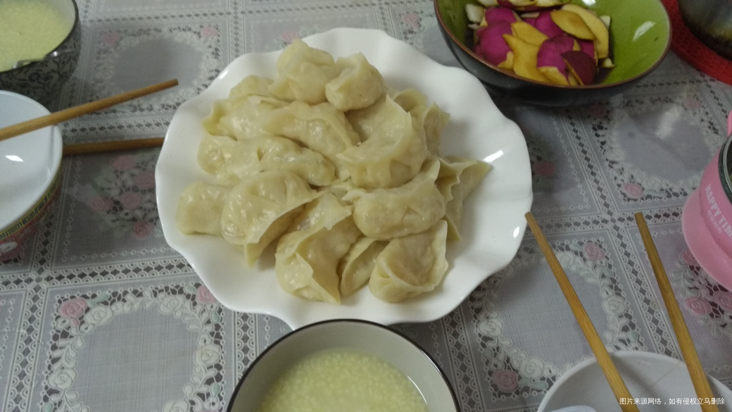 早饭已吃完,素馅饺子和小米粥