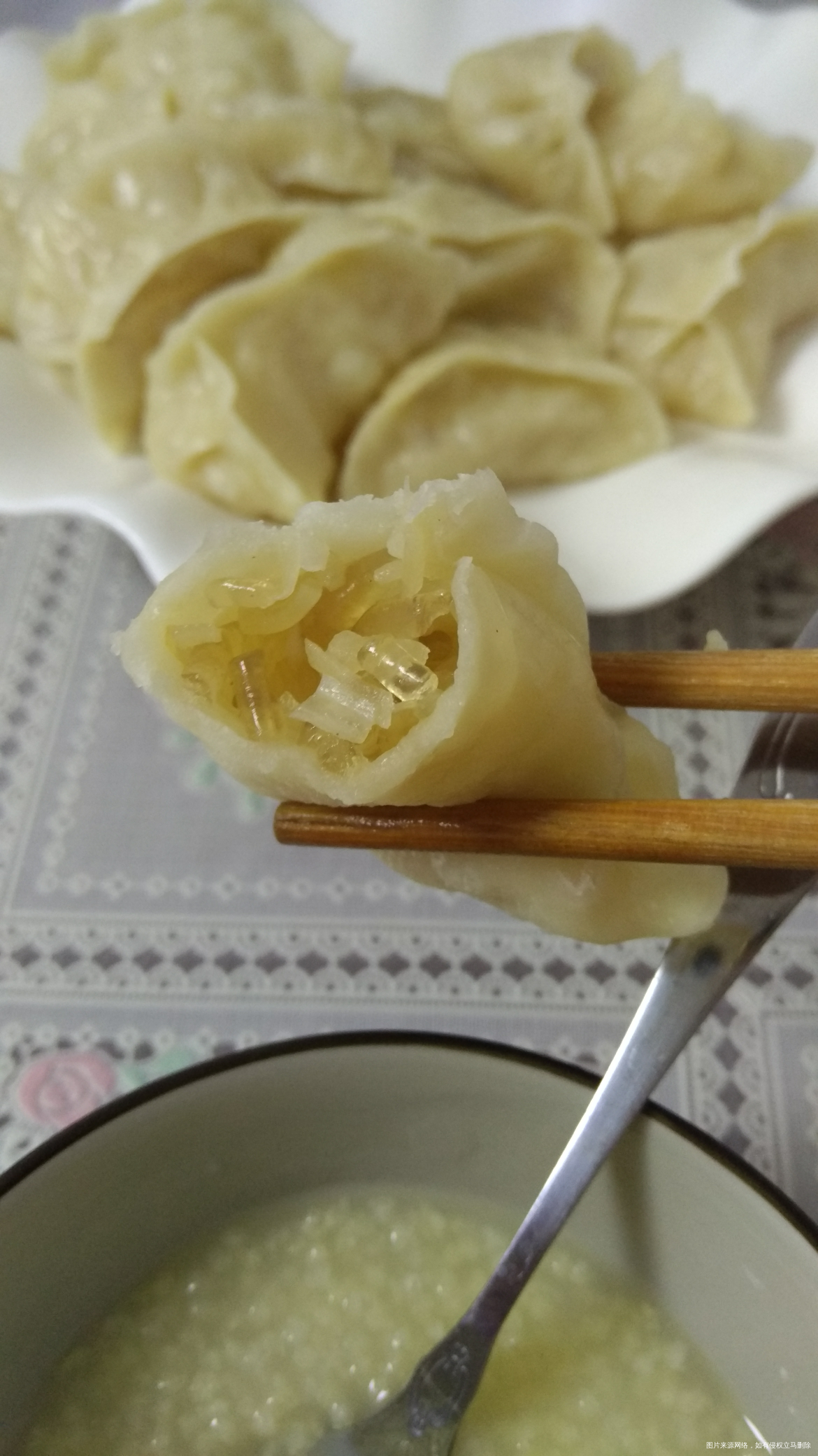 早饭已吃完,素馅饺子和小米粥