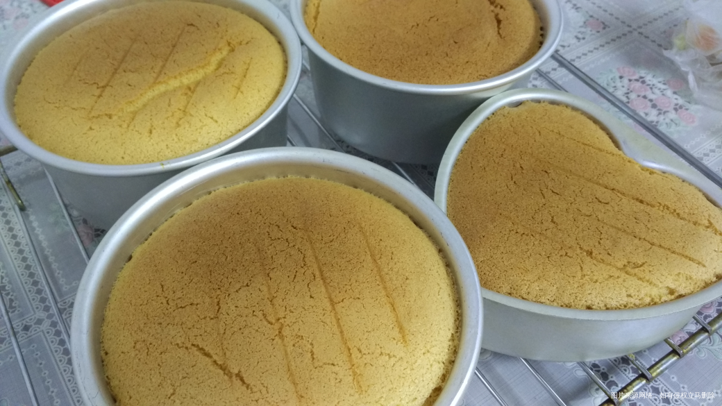 刚刚烤了四个戚风蛋糕