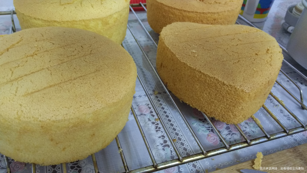 刚刚烤了四个戚风蛋糕