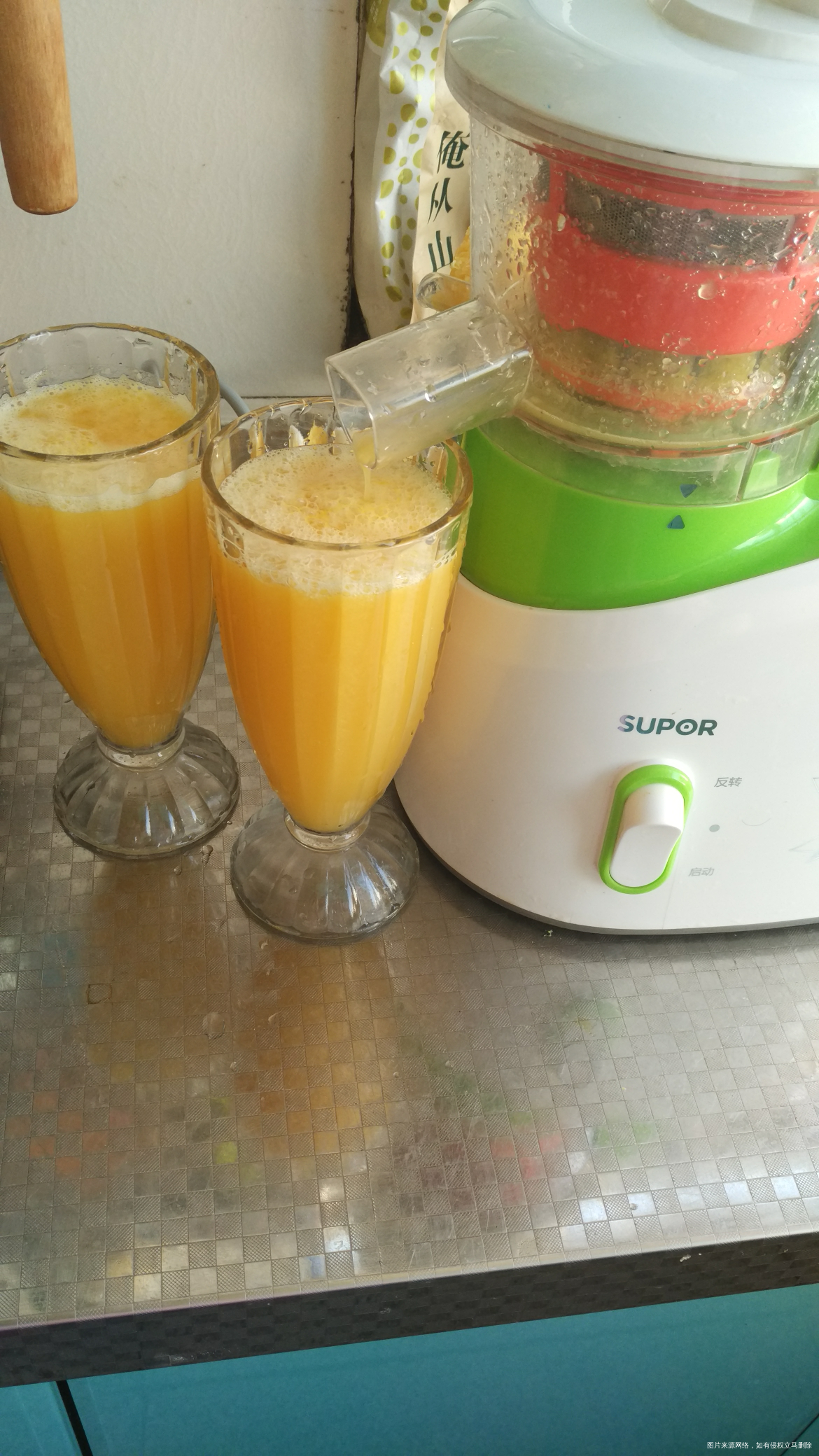 榨了两杯鲜橙汁,满满的全是vc