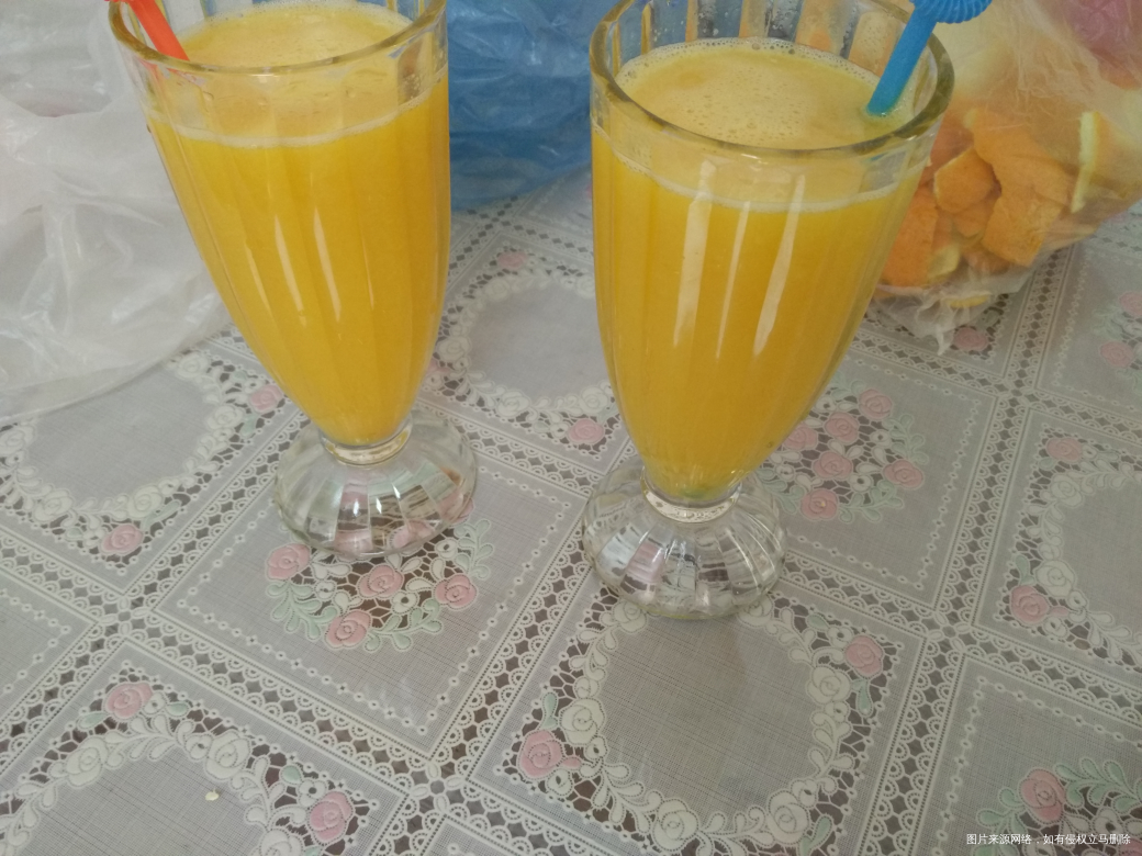 菠萝和橙子最搭配,来杯果汁吧