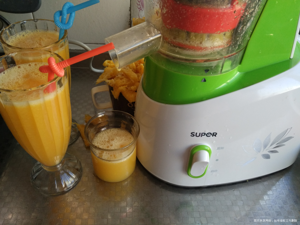 菠萝和橙子最搭配,来杯果汁吧