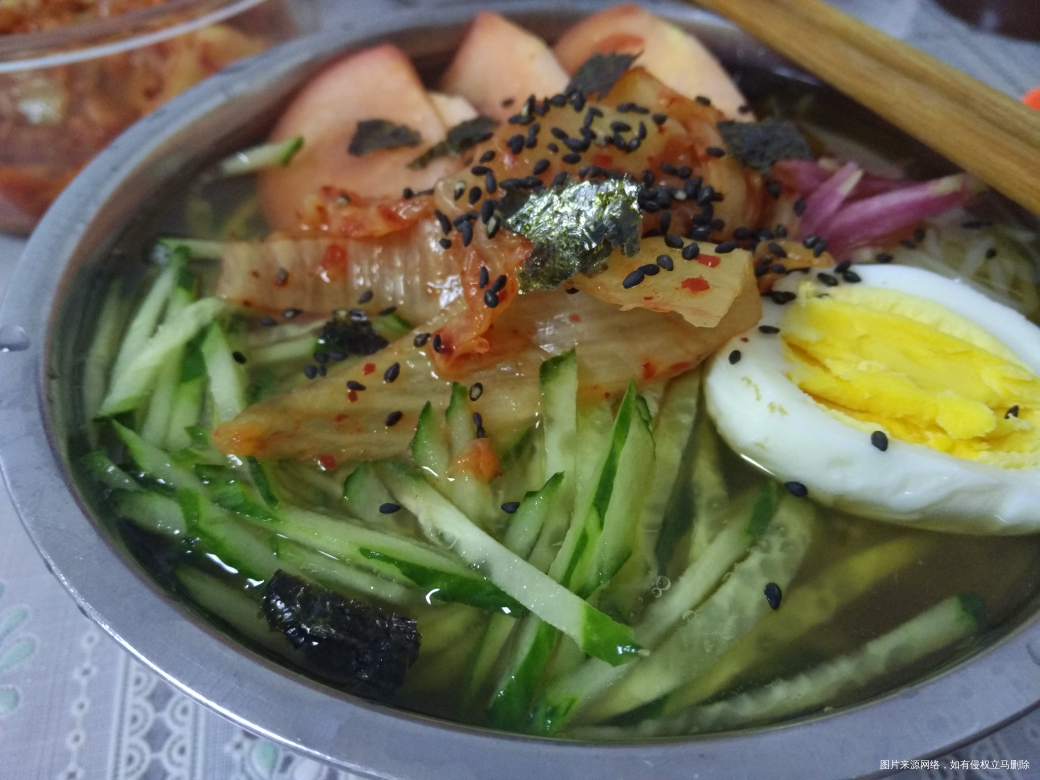 今天晚上吃冷面,一点也不冷