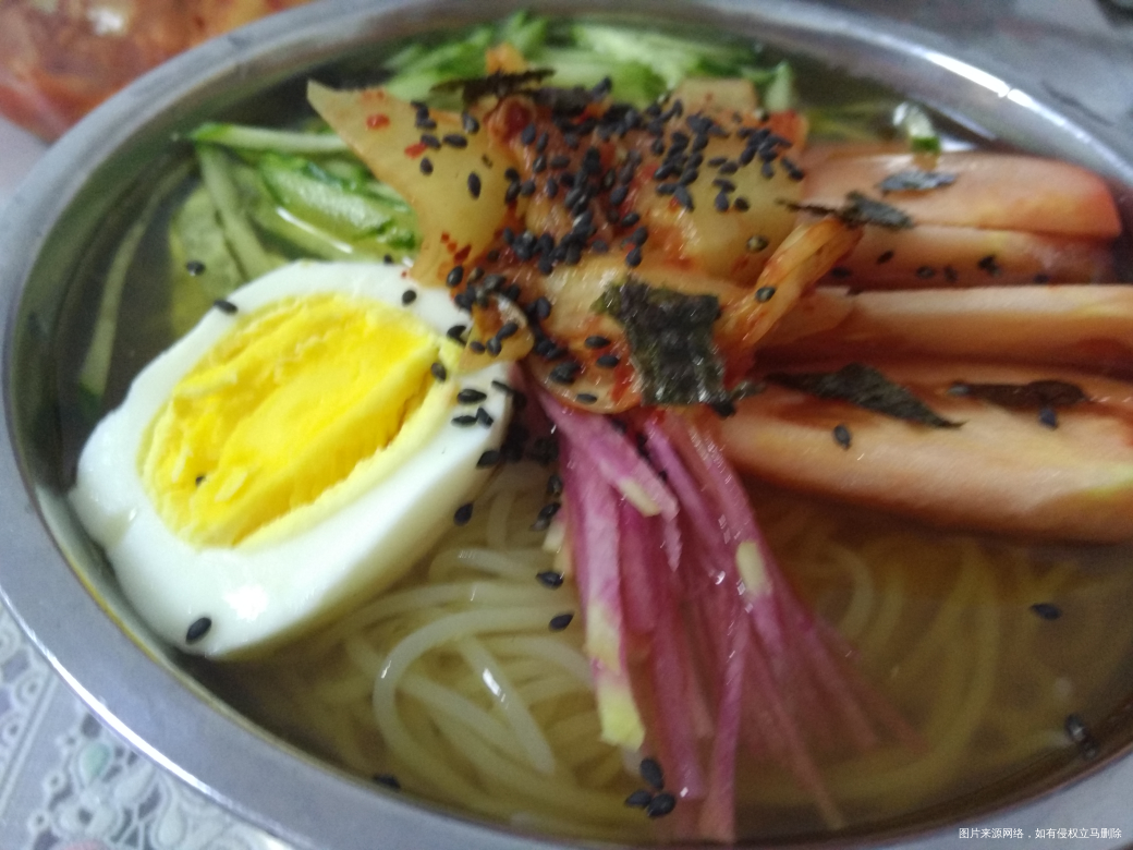 今天晚上吃冷面,一点也不冷