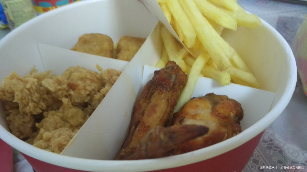 今天中午吃的汉堡鸡翅薯条
