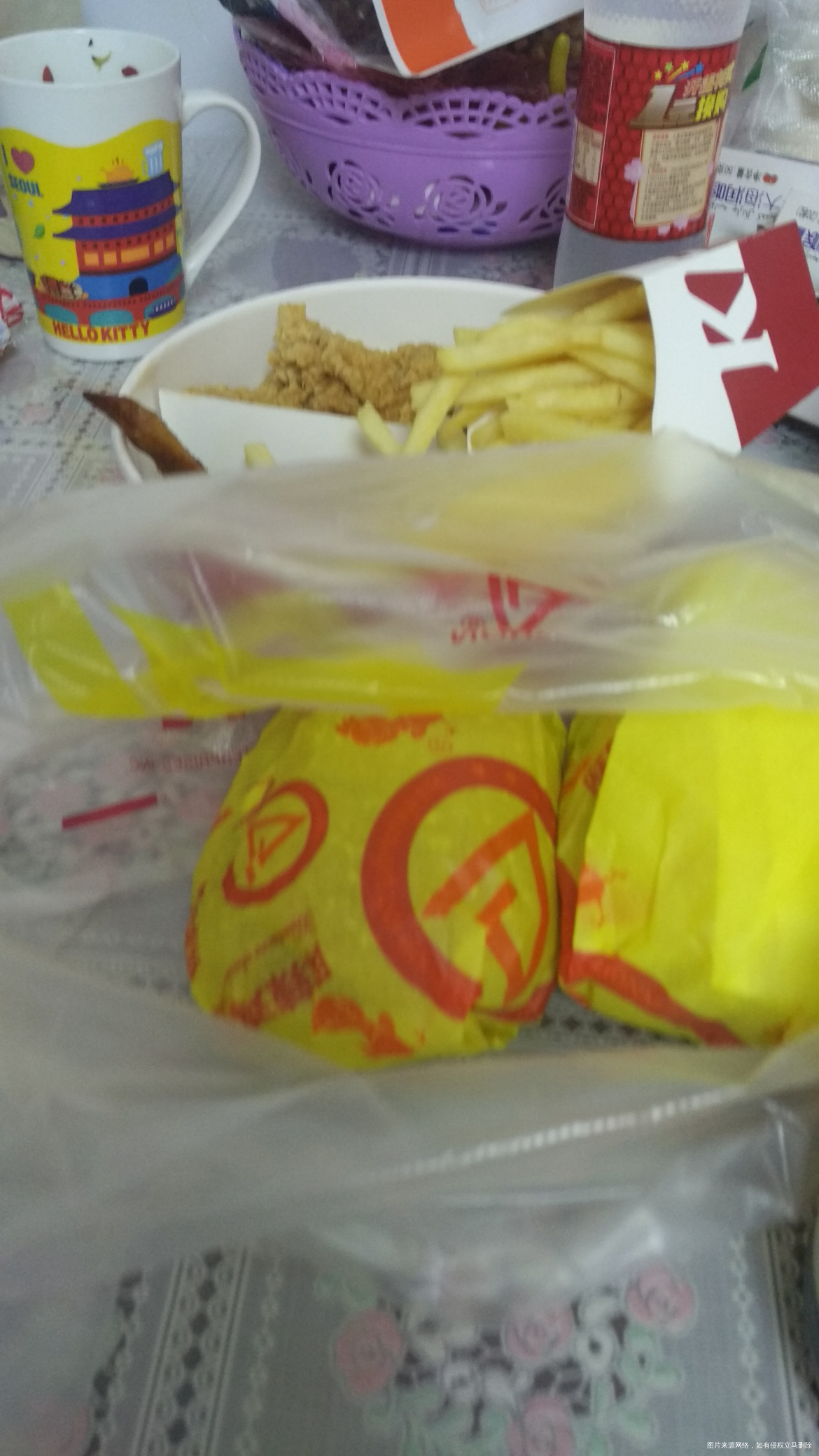 今天中午吃的汉堡鸡翅薯条