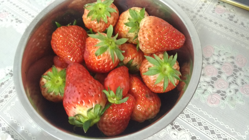 吃点草莓,还挺甜的,好吃