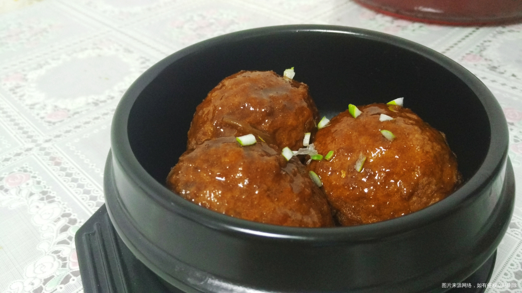 晚饭一个狮子头,配碗白米饭