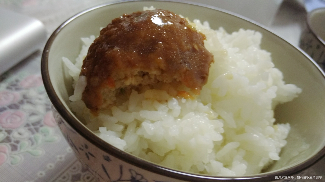 晚饭一个狮子头,配碗白米饭