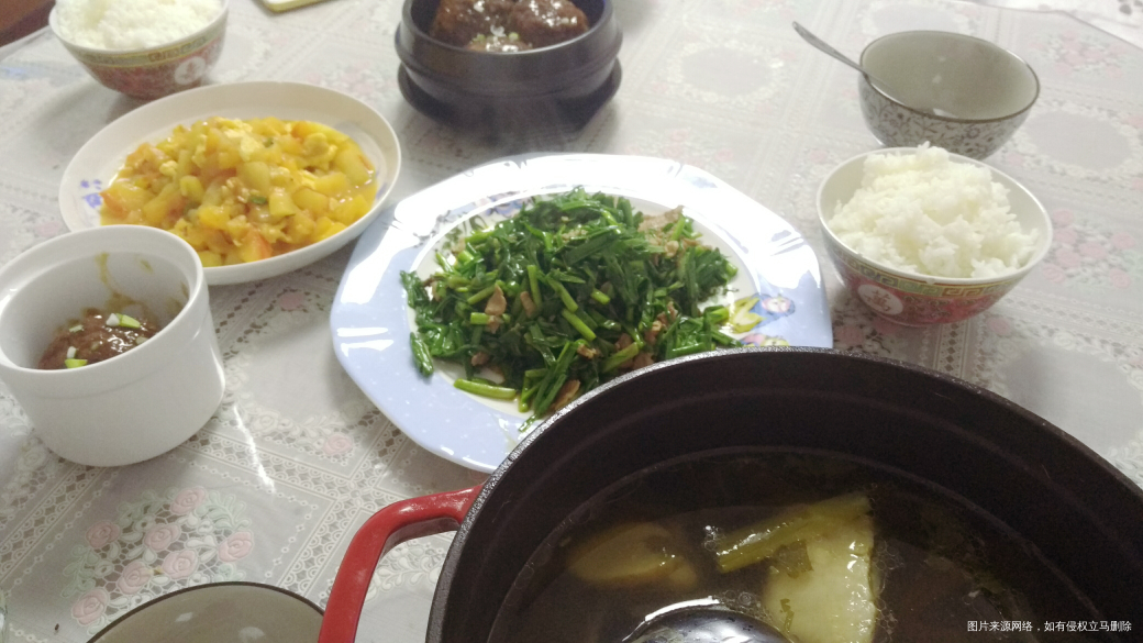 晚饭一个狮子头,配碗白米饭