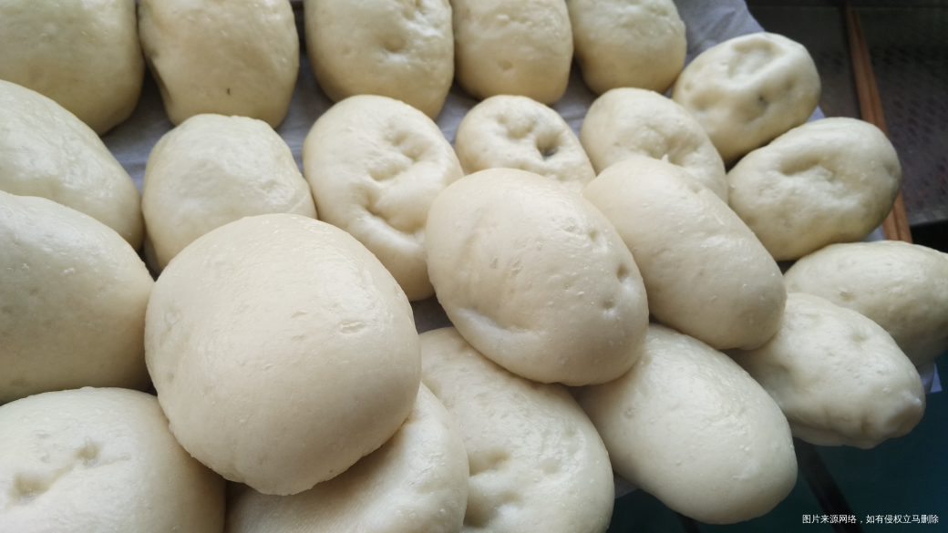 昨天蒸了一锅馒头,刚刚又蒸了一锅