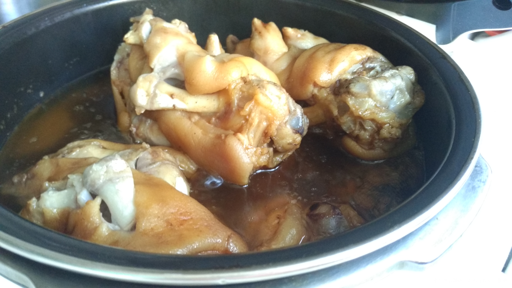 酱了满满一锅猪蹄,看着就香