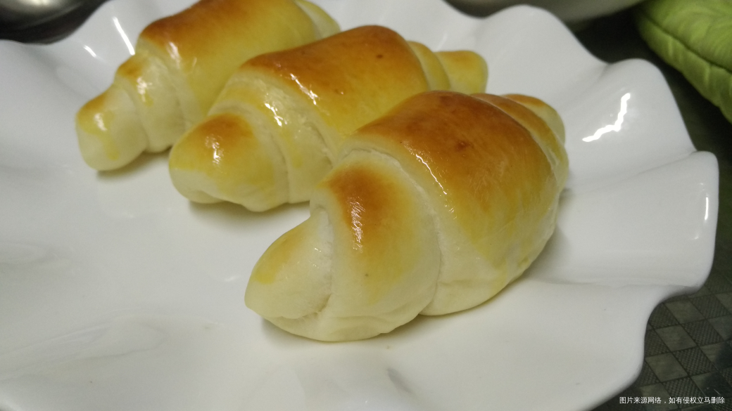 烤了一盘奶香面包卷,明天当早餐
