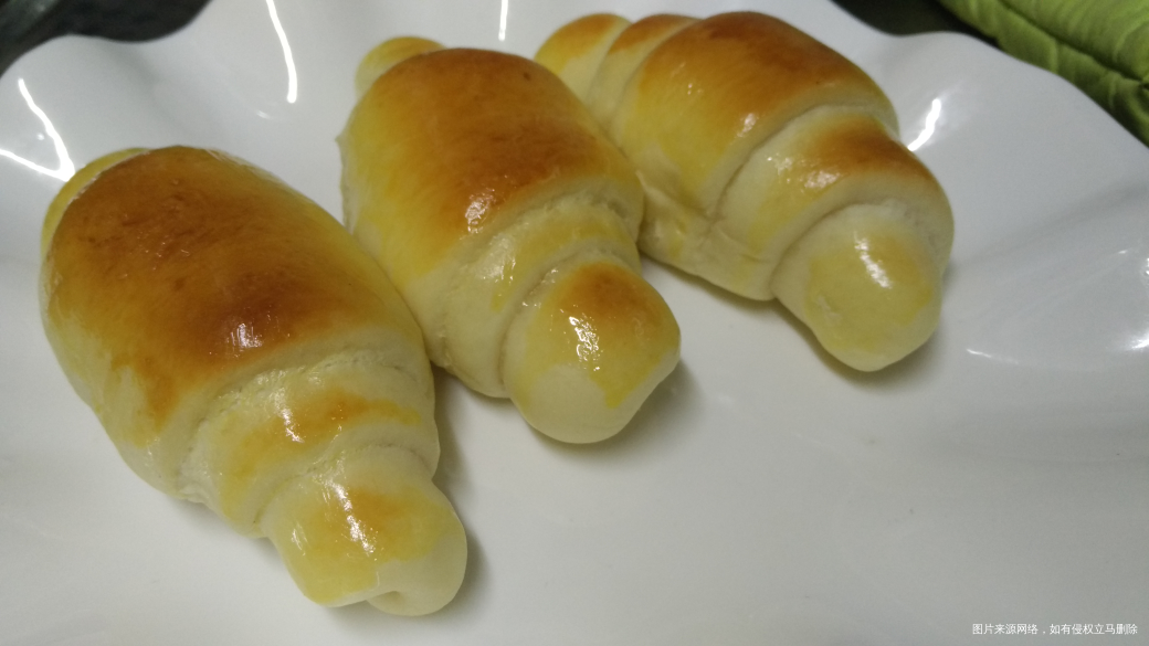 烤了一盘奶香面包卷,明天当早餐